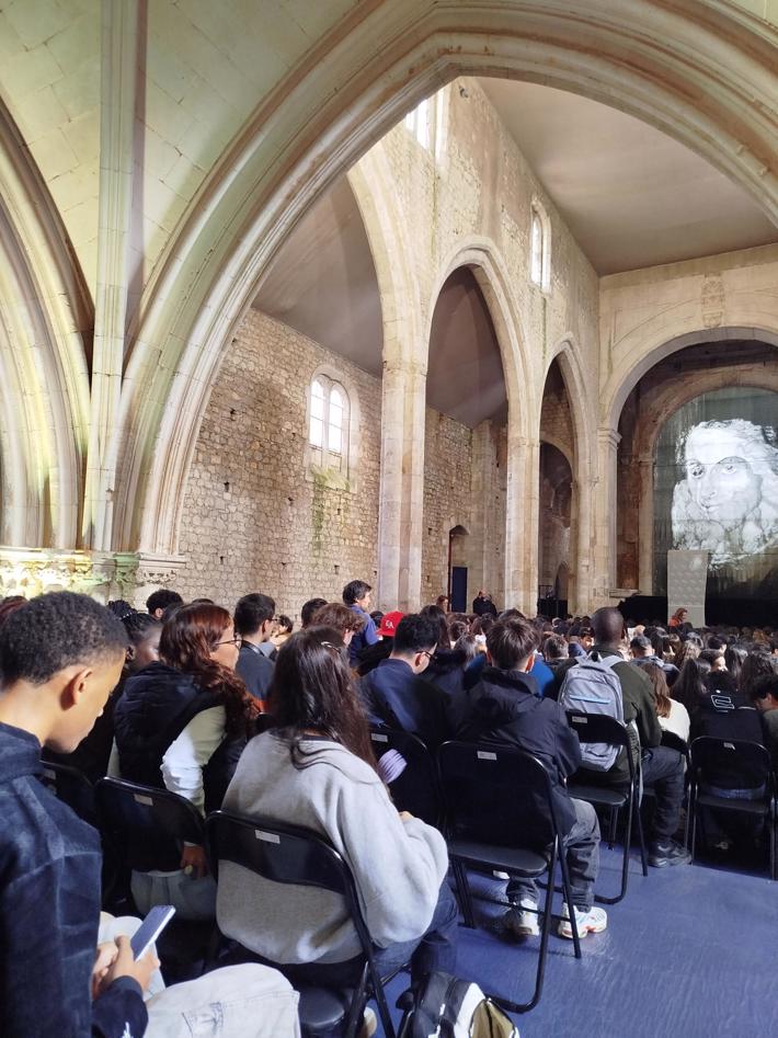 Alunos da EPVT assistem à Farsa de Inês Pereira no Convento de São Francisco