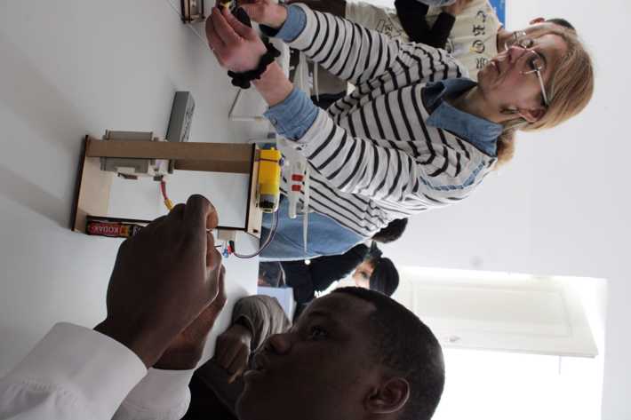 Aula prática de Física: alunos exploram circuitos elétricos 