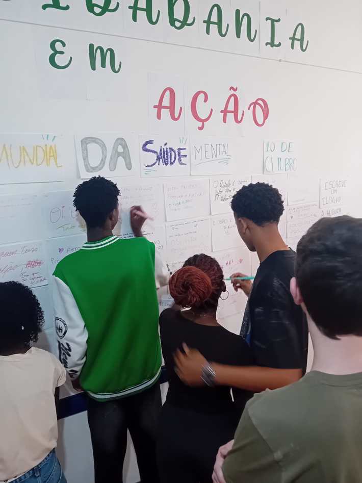 Alunos da EPVT criam Mural dos Elogios 